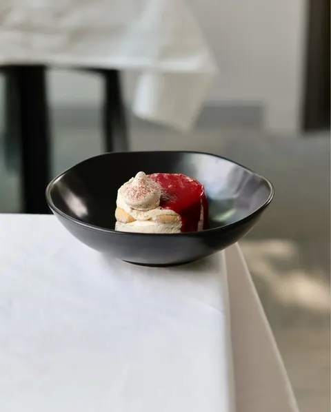 Un dessert dressé dans une assiette noire