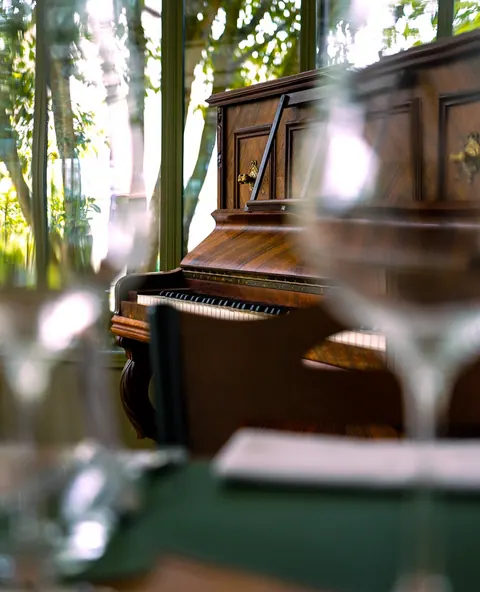 Le piano de la salle, aperçu entre deux verres